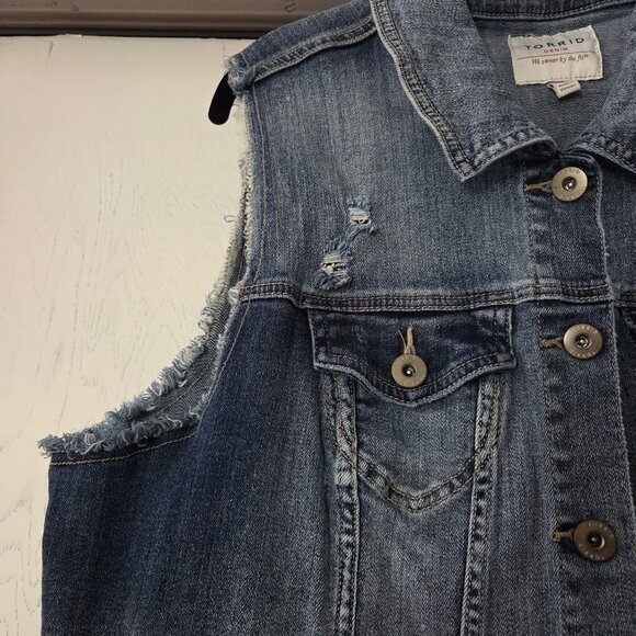 Torrid Women’s Size 2 Denim Jean Vest Cropped Distressed Medium Wash - Picture 2 of 5